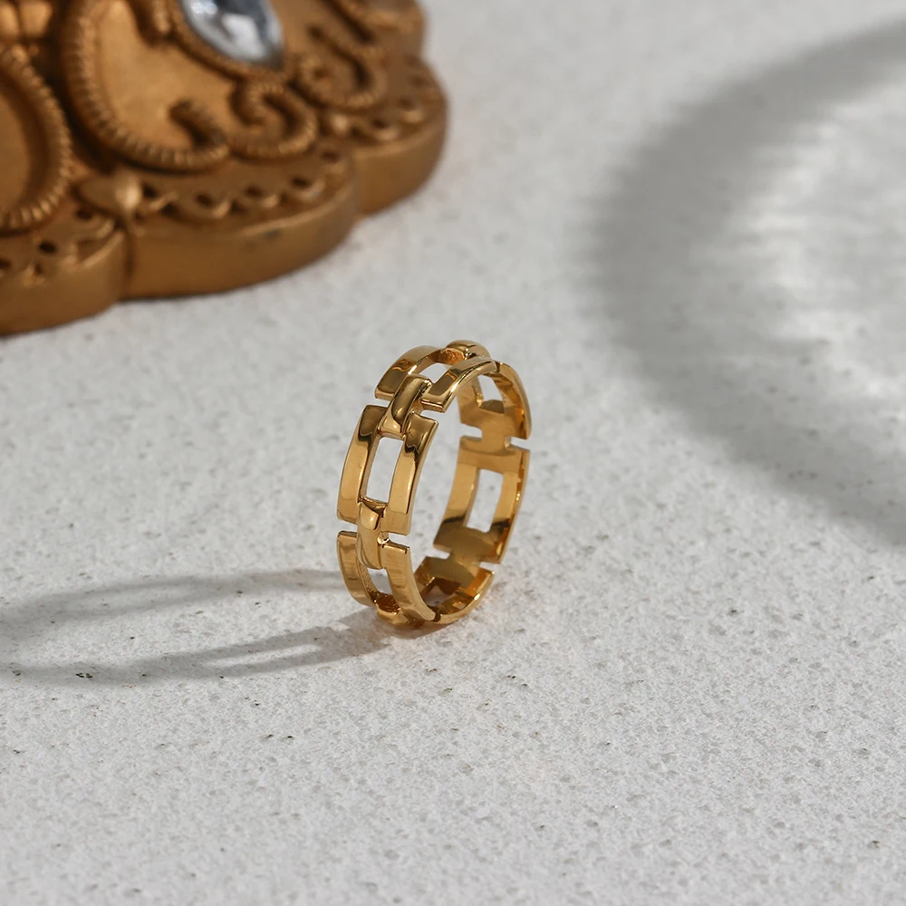 Chain Link Embrace Ring
