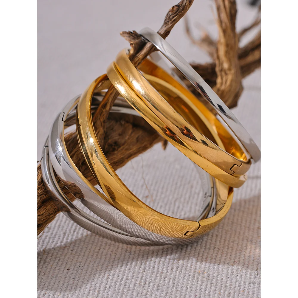 Sculpted Curve Bangle