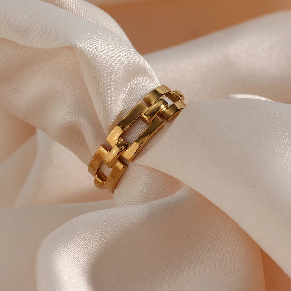 Chain Link Embrace Ring
