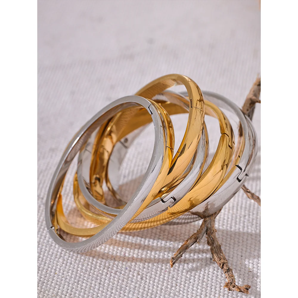 Sculpted Curve Bangle